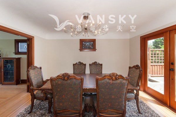 250810123505_dinning room.jpg